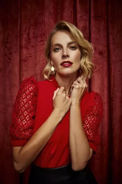 Bluzka z koronkowymi rękawami czerwona