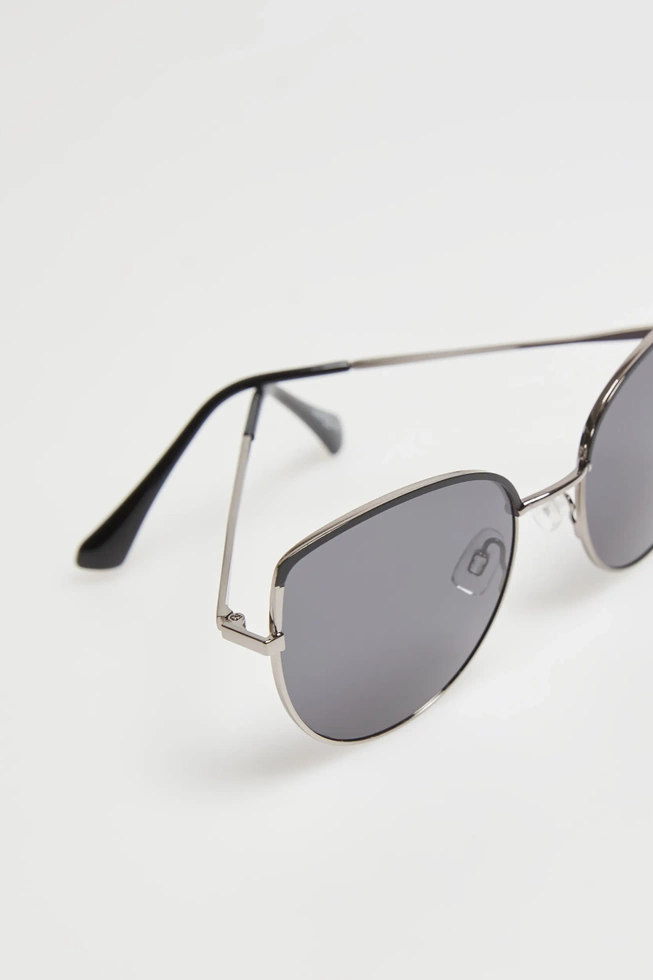 Okulary przeciwsłoneczne o kocim kształcie i z metalowymi oprawkami