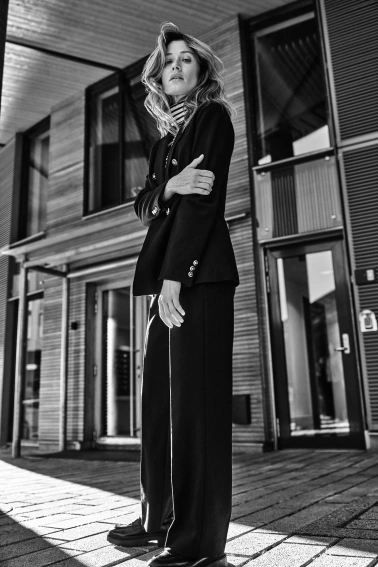 Marynarka z ozdobnymi guzikami czarna