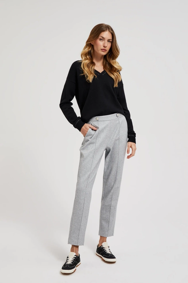 Sweter z dekoltem w serek i długimi rękawami czarny