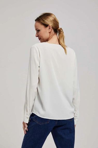 Koszula z dekoltem w serek i delikatnymi guzikami perłowa