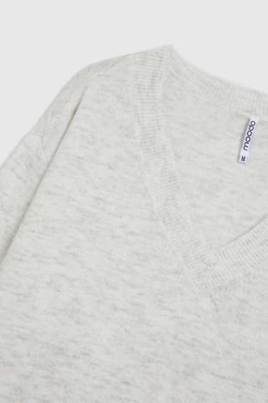 Sweter z dekoltem w serek o prostym kroju biały