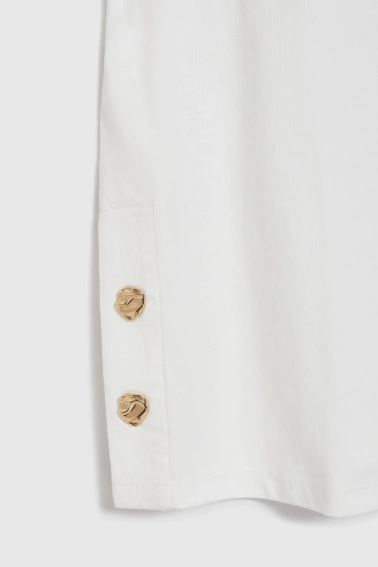Bluzka z ozdobnymi guzikami biała