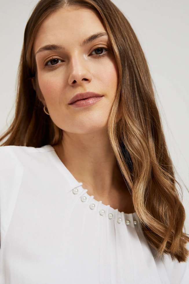 Koszula ozdobiona koralikami na dekolcie biała