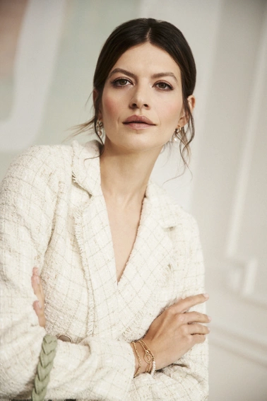 Marynarka w tweedowym stylu z ozdobnymi guzikami beżowa