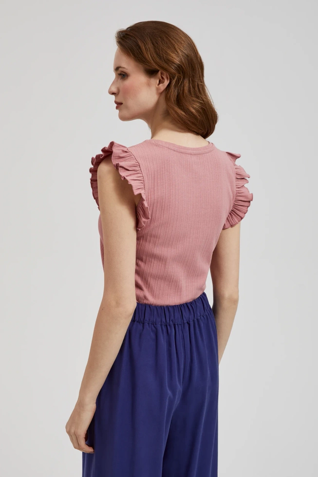 Prążkowana bluzka z falbaną na ramionach różowa