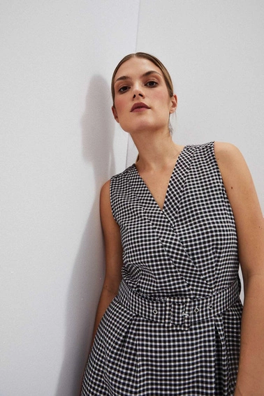 Rozkloszowana sukienka w stylu retro