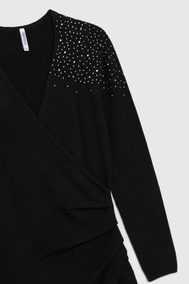 Dopasowana sukienka z dżetami czarna