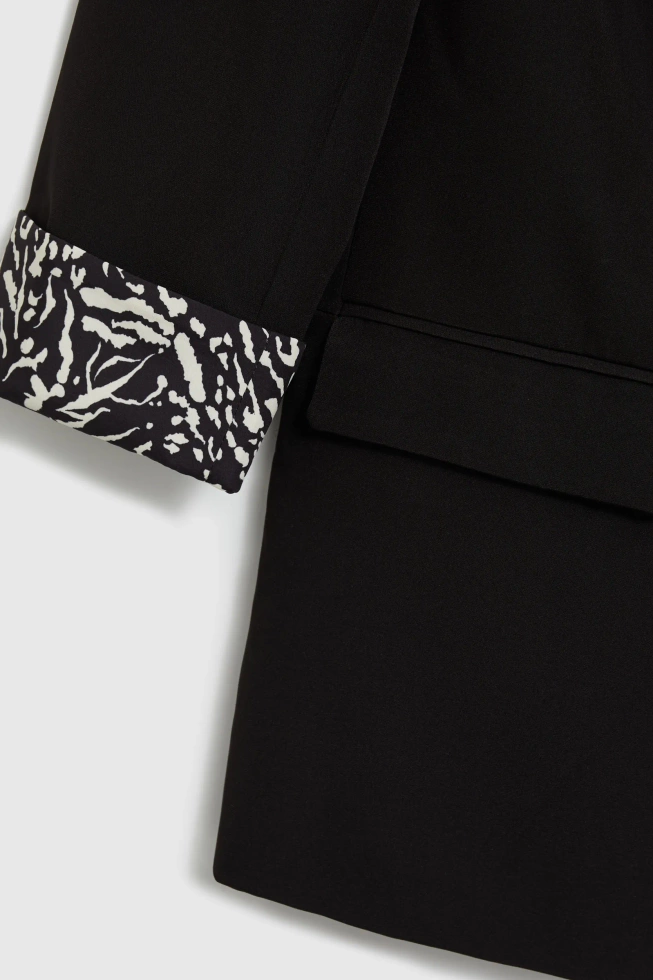 Marynarka z ozdobnymi mankietami czarna