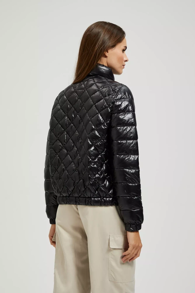 Krótka pikowna kurtka zapinana na zamek czarna
