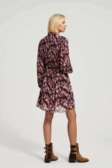 Plisowana sukienka z paskiem brązowa