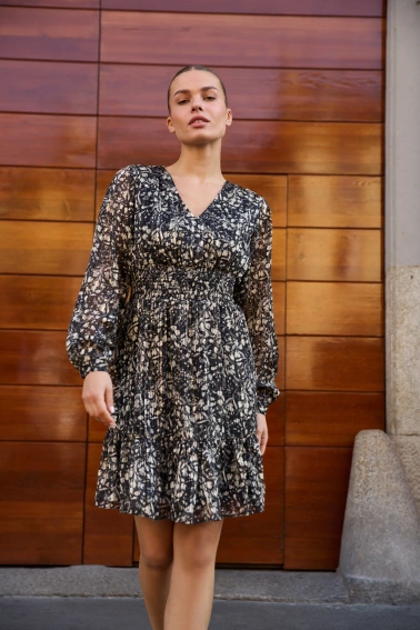 Wzorzysta sukienka z dekoltem czarna