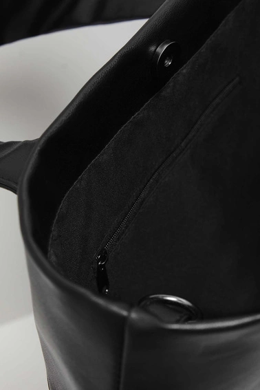 Pikowana torba na ramię ze skóry ekologicznej czarna