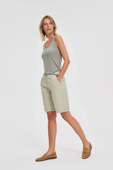 Bawełniane szorty z paskiem oliwkowe