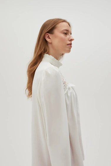 Koszula z koronką i bufiastymi rękawami biała