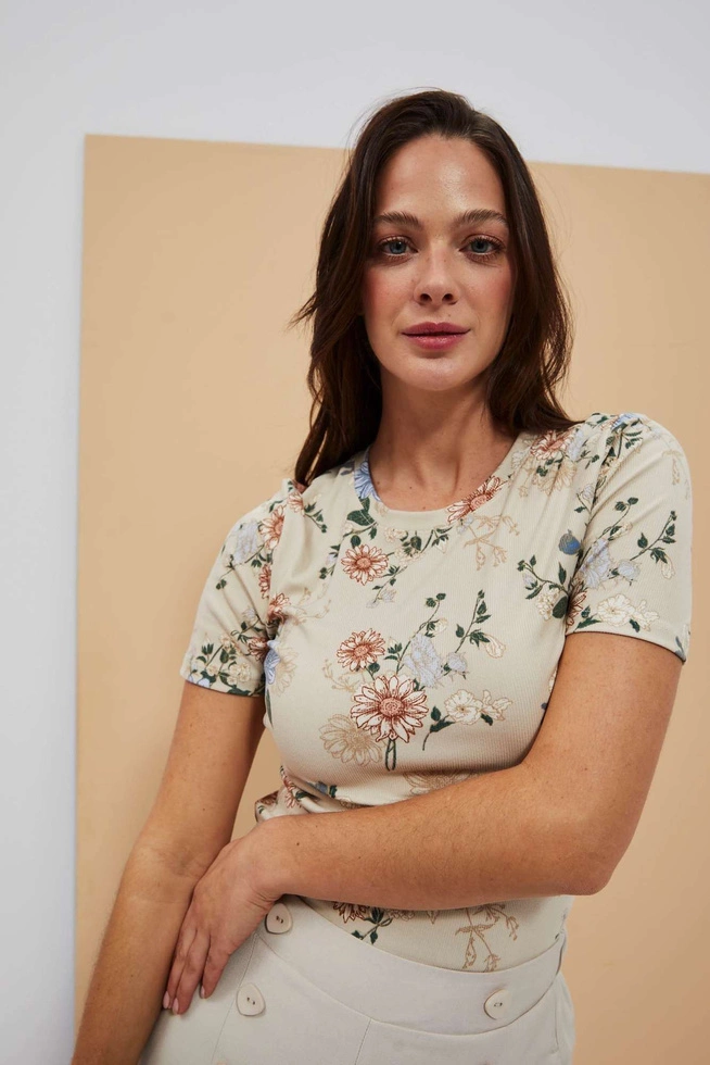 T-shirt z kwiatowym nadrukiem