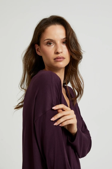 Sweter z dekoltem w serek i obniżoną linią ramion fioletowy
