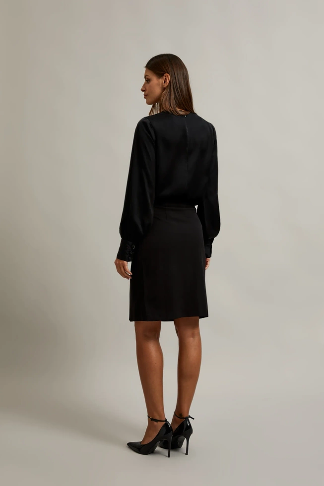 Ołówkowa spódnica z ozdobnym guzikiem czarna