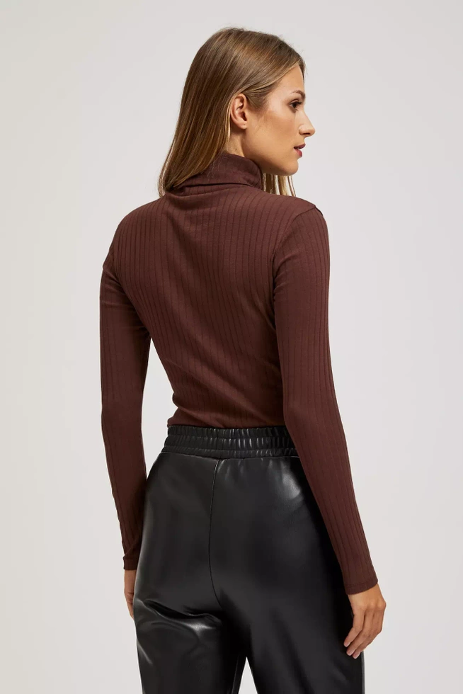 Prążkowana bluzka z golfem kasztanowa