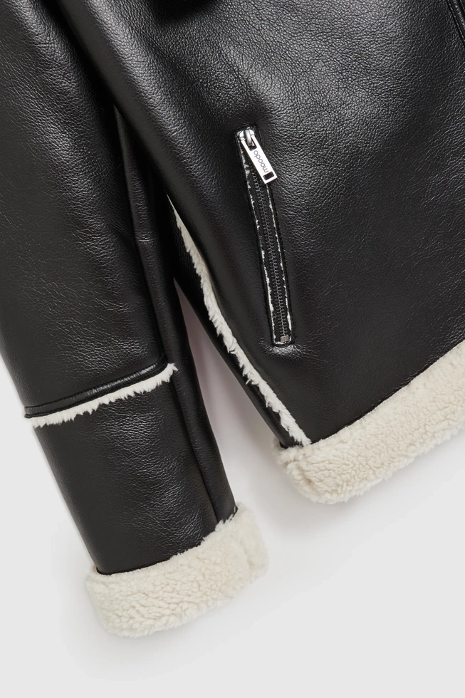 Kurtka z futrzanym kołnierzem czarna