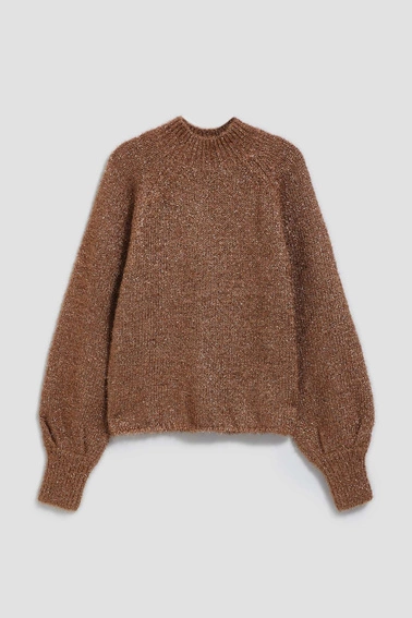 Sweter z golfem ozdobiony metaliczną nitką beżowy