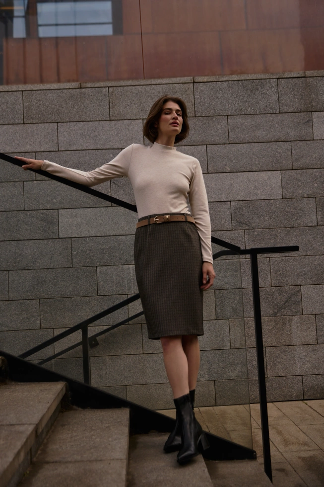 Ołówkowa spódnica do kolan ciemnobeżowa