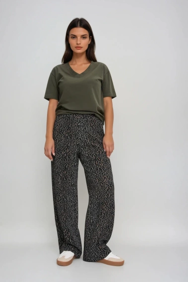 T-shirt z dekoltem w serek oliwkowy