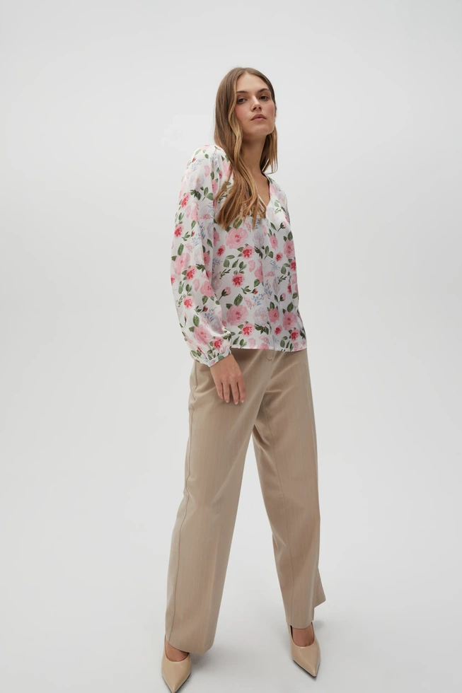 Koszula w kwiaty z dekoltem w serek biała