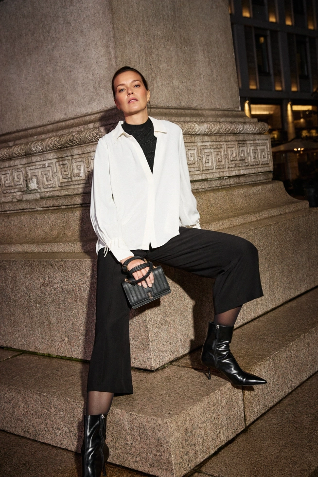 Koszula z koralikami na rękawie biała