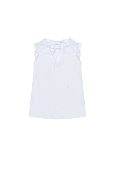 Top biały z koronkowym dekoltem