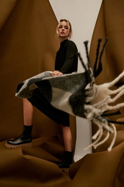 Szal w dużą kratę z frędzlami czarny