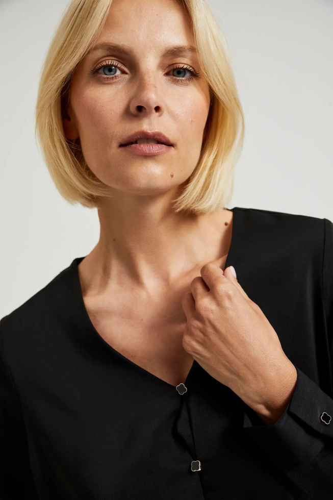 Gładka koszula z ozdobnymi guzikami czarna