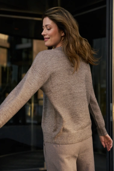 Sweter z ozdobnym dekoltem brązowy