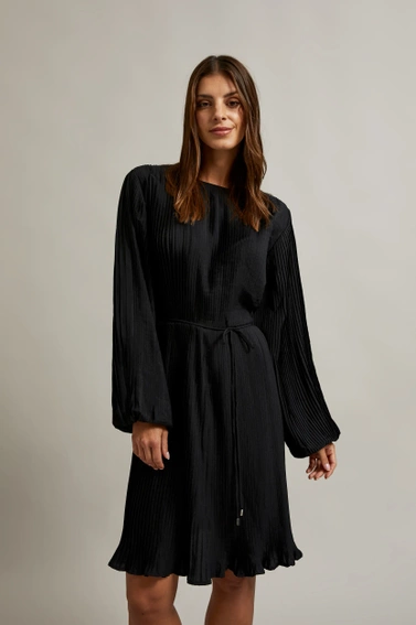 Plisowana sukienka z paskiem czarna 