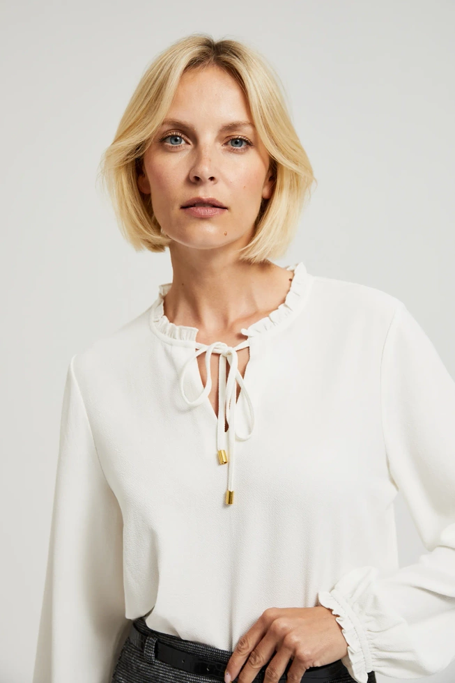 Koszula z wiązaniem na dekolcie i bufiastymi rękawami biała