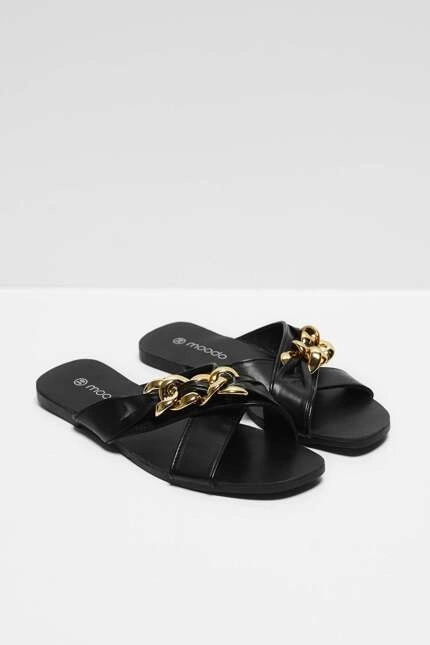 Klapki z ozdobnym łańcuchem