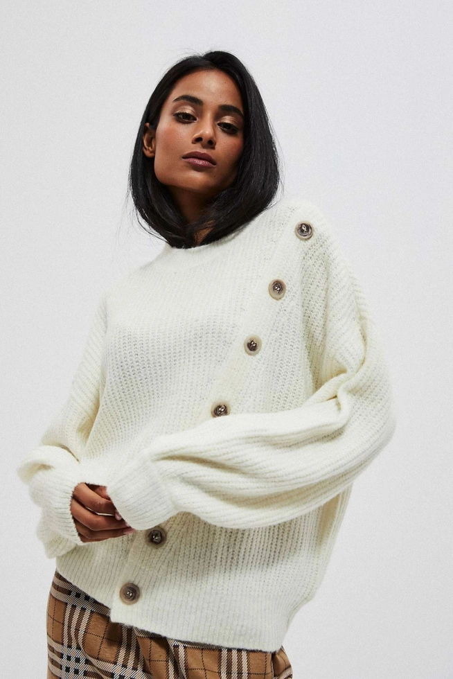 Sweter z ozdobnymi guzikami perłowy