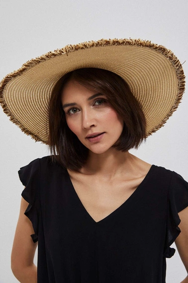 Kapelusz słomkowy z szerokim rondem