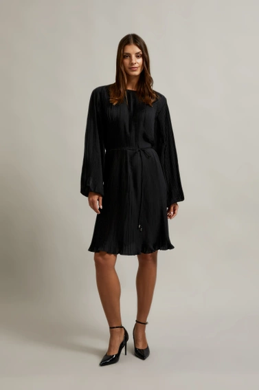 Plisowana sukienka z paskiem czarna 