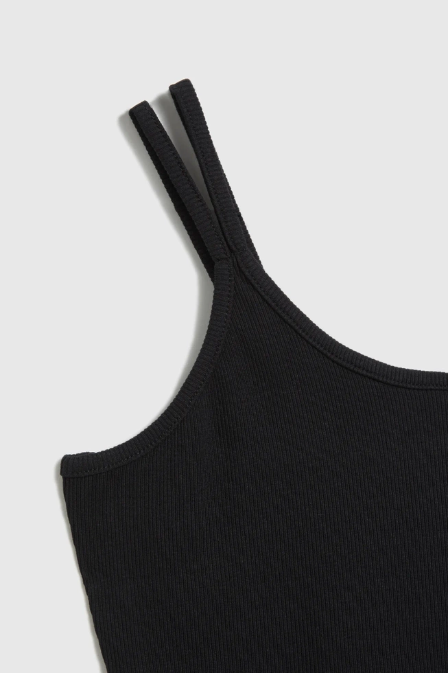 Top na cienkich ramiączkach czarny