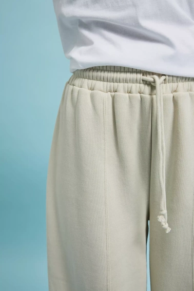 Spodnie dresowe z szerokimi nogawkami wiązane w talii beżowe