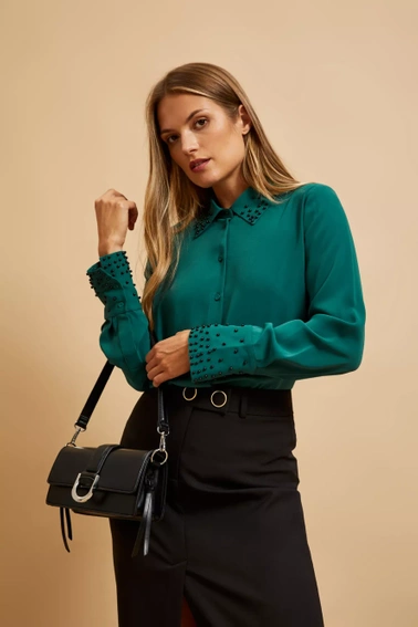 Torebka na ramię ze srebrną klamrą czarna