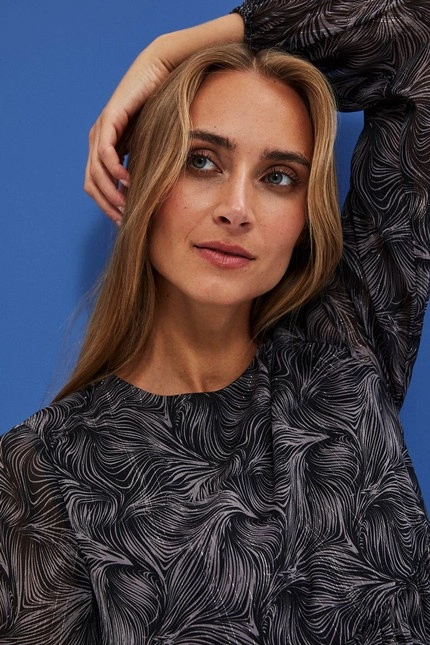 Sukienka z printem i metaliczną nitką