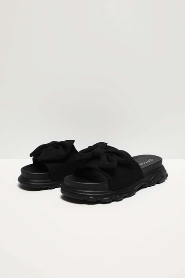 Klapki na grubej podeszwie z kokardą czarne