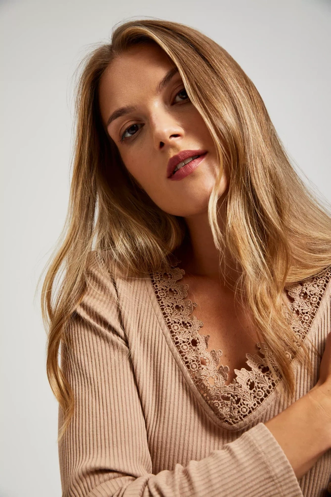 Bluzka z koronkowym dekoltem