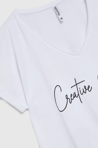 Bluzka z dekoltem w serek i napisem biała