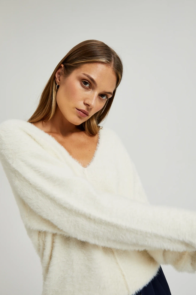 Sweter z dekoltem w serek i długimi rękawami ecru