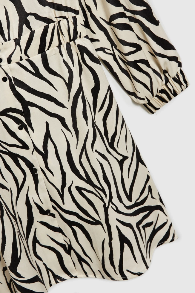 Sukienka beżowa z bufiastymi rękawami i zwierzęcym wzorem