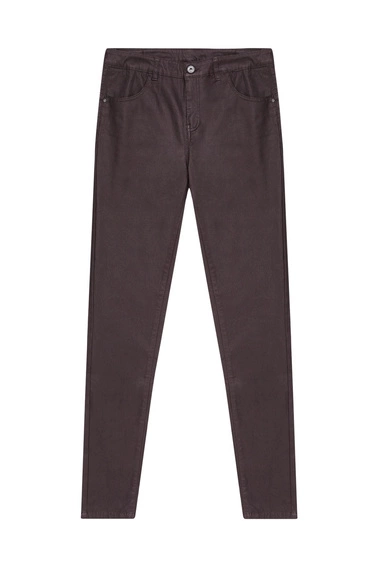 Woskowane spodnie o dopasowanym kroju kasztanowe