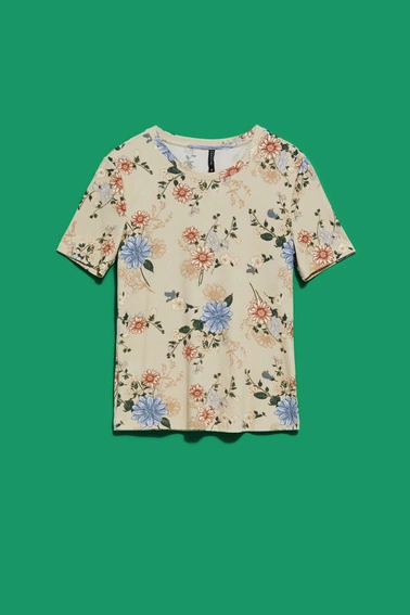 T-shirt z kwiatowym nadrukiem